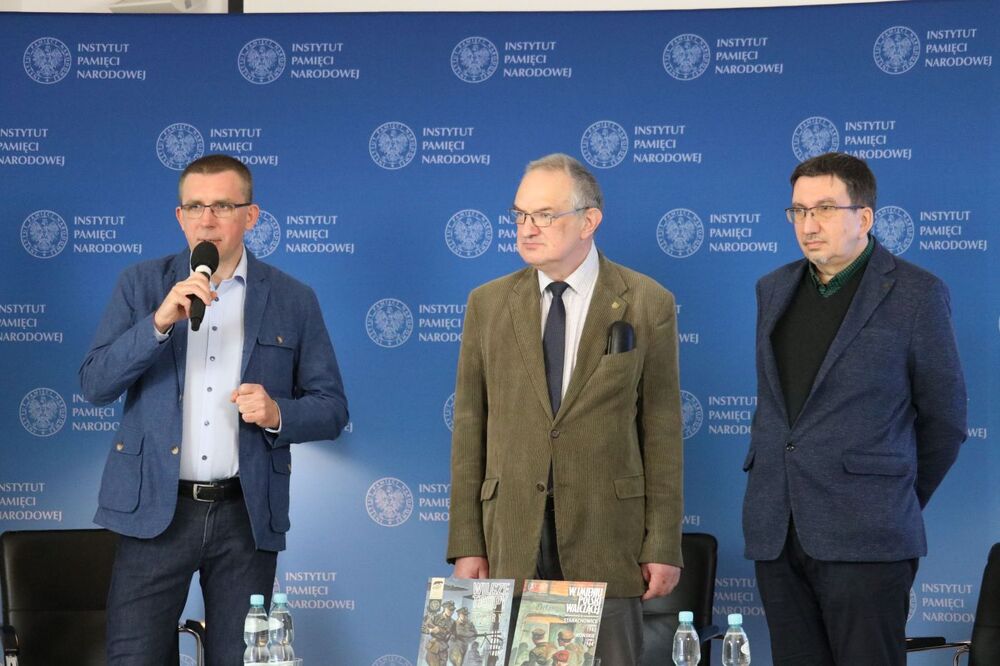 Od lewej: Rafał Dudkiewicz, dr Kazimierz Krajewski, dr Tomasz Łabuszewski. Prezentacja komiksów o podziemiu niepodległościowym oraz warsztaty komiksowe – 22 marca 2022. Fot. Aleksandra Wierzchowska (IPN)