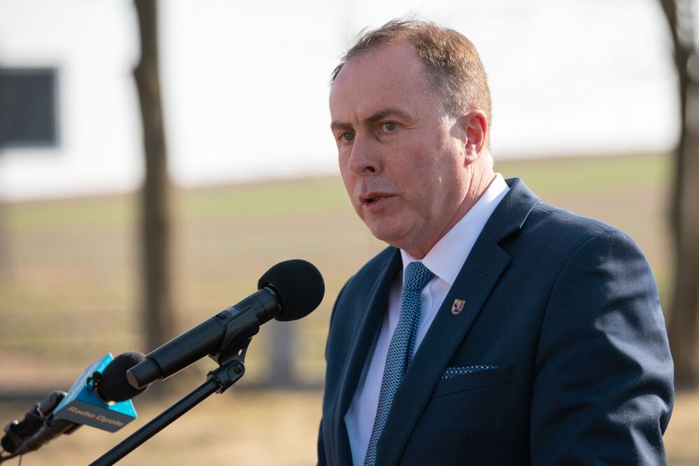 Burmistrz Prószkowa Krzysztof Cebula. Demontaż pomnika Armii Czerwonej – 23 marca 2022. Fot. Mikołaj Bujak (IPN)