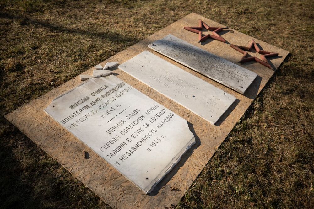 Demontaż pomnika Armii Czerwonej – 23 marca 2022. Fot. Mikołaj Bujak (IPN)