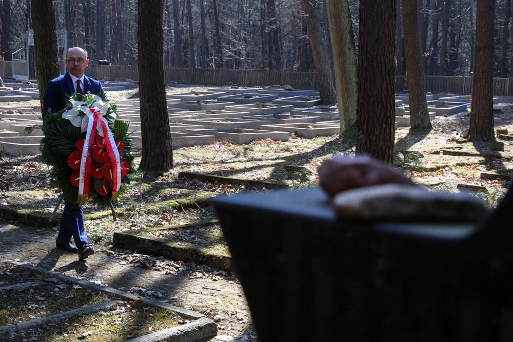 Wiceprezes IPN dr Mateusz Szpytma złożył kwiaty w miejscu pochówków Żydów z Markowej – Jagiełła, 24 marca 2022. Fot. Sławek Kasper (IPN)