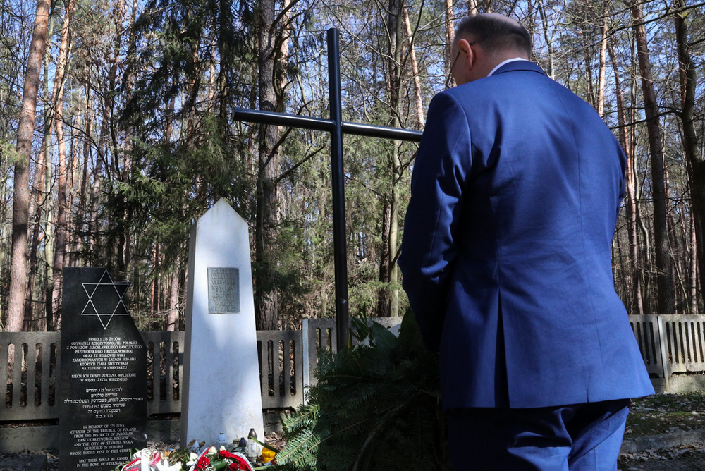 Wiceprezes IPN dr Mateusz Szpytma złożył kwiaty w miejscu pochówków Żydów z Markowej – Jagiełła, 24 marca 2022. Fot. Sławek Kasper (IPN)