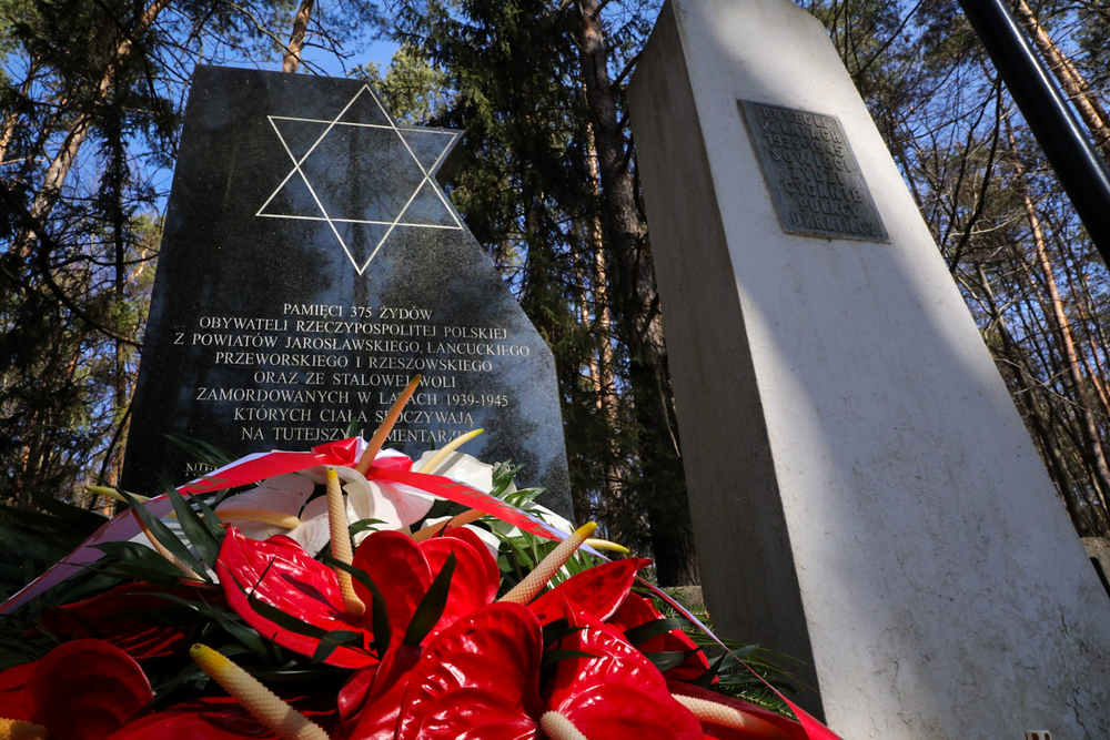 Wiceprezes IPN dr Mateusz Szpytma złożył kwiaty w miejscu pochówków Żydów z Markowej – Jagiełła, 24 marca 2022. Fot. Sławek Kasper (IPN)