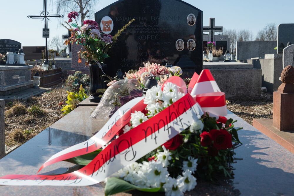Złożenie kwiatów na grobach rodziny Baranków – Miechów, 24 marca 2022. Fot Mikołaj Bujak (IPN)