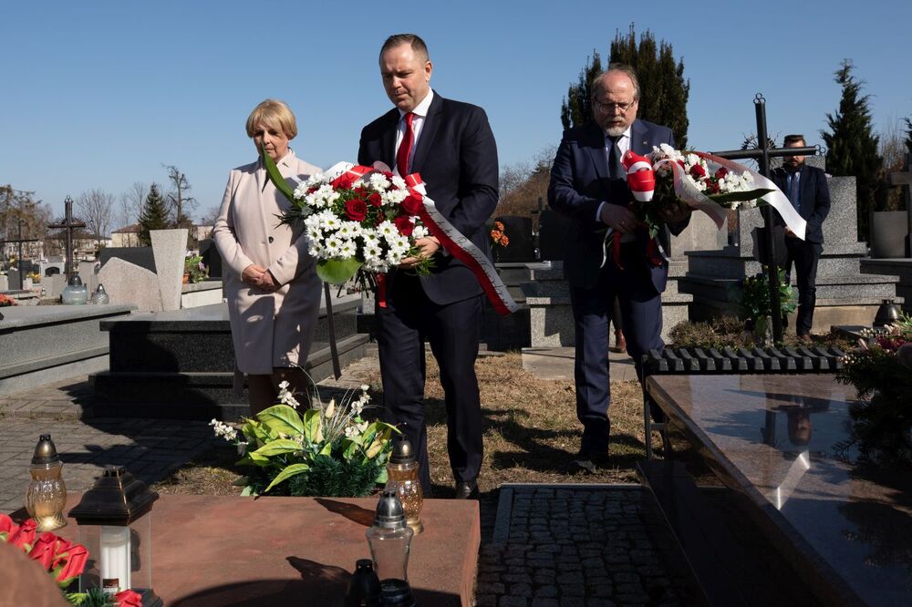 Złożenie kwiatów na grobach rodziny Baranków – Miechów, 24 marca 2022. Fot Mikołaj Bujak (IPN)