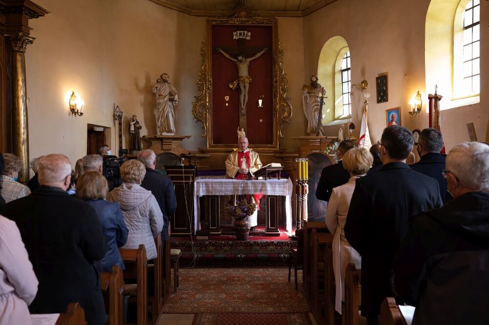 Msza św. w kościele Świętego Krzyża w Miechowie – 24 marca 2022. Fot. Mikołaj Bujak (IPN)