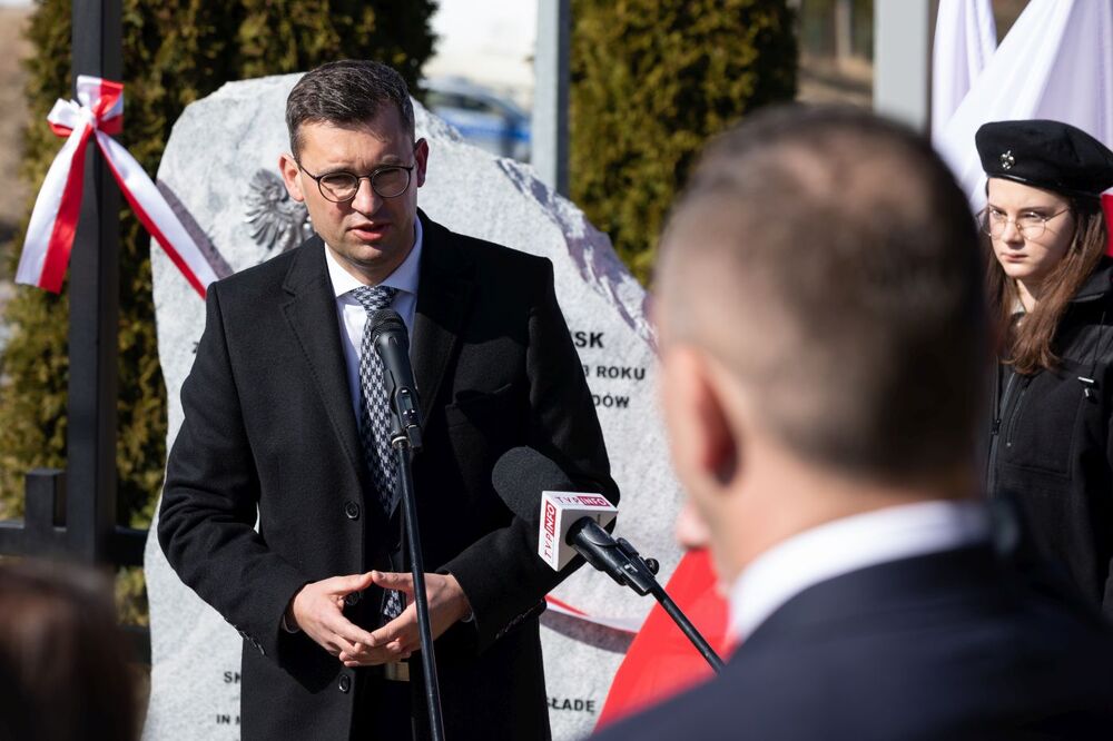 Dariusz Marczewski, burmistrz Miechowa. Odsłonięcie obelisku upamiętniającego rodzinę Baranków – Miechów, 24 marca 2022. Fot. Mikołaj Bujak (IPN)