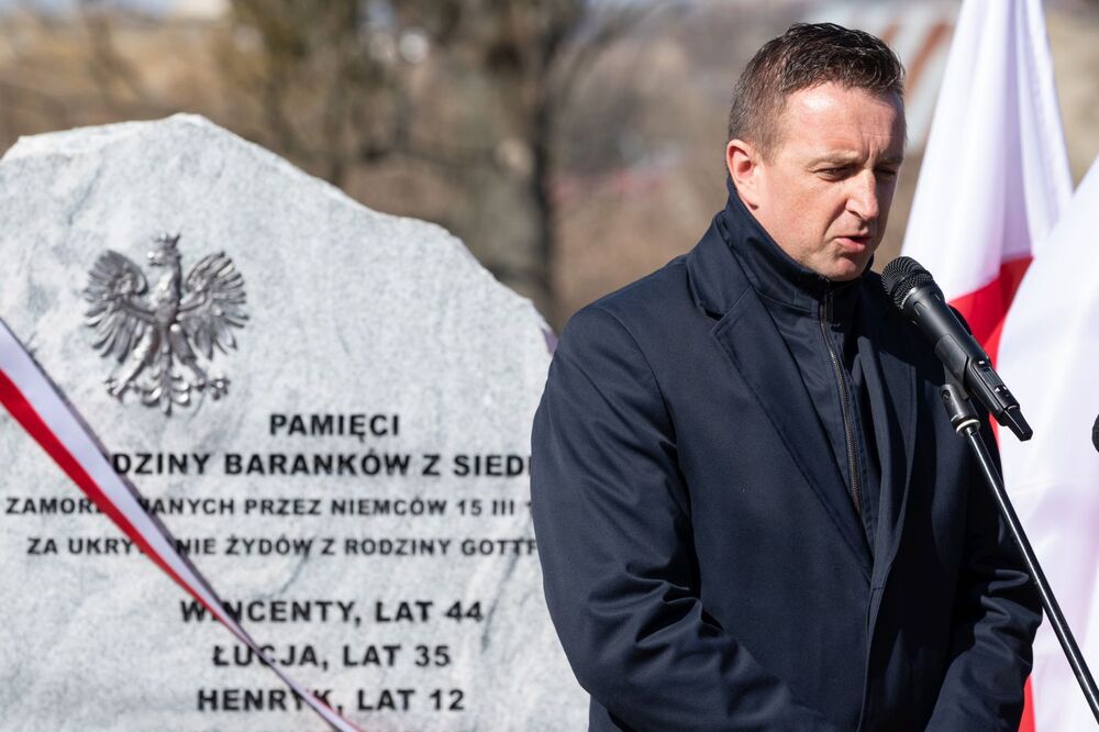 Odsłonięcie obelisku upamiętniającego rodzinę Baranków, zamordowaną przez Niemców za ukrywanie Żydów – Miechów, 24 marca 2022. Fot. Mikołaj Bujak (IPN)