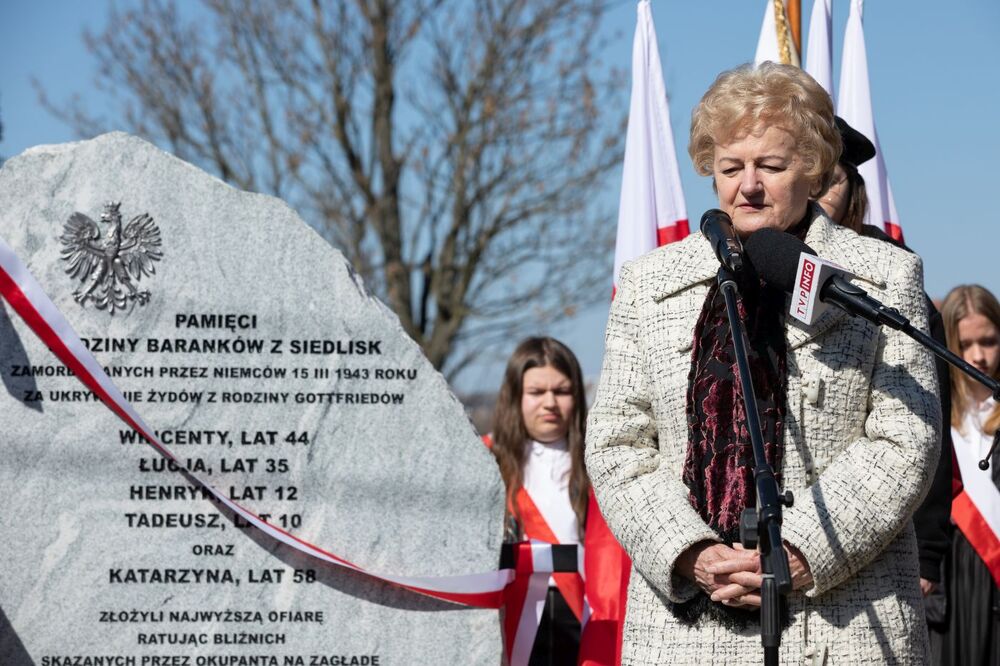 Maria Siniarska, bratanica Wincentego Baranka. Odsłonięcie obelisku upamiętniającego rodzinę Baranków – Miechów, 24 marca 2022. Fot. Mikołaj Bujak (IPN)