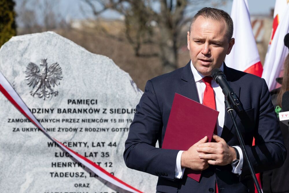 Dr Karol Nawrocki, prezes IPN. Odsłonięcie obelisku upamiętniającego rodzinę Baranków – Miechów, 24 marca 2022. Fot. Mikołaj Bujak (IPN)