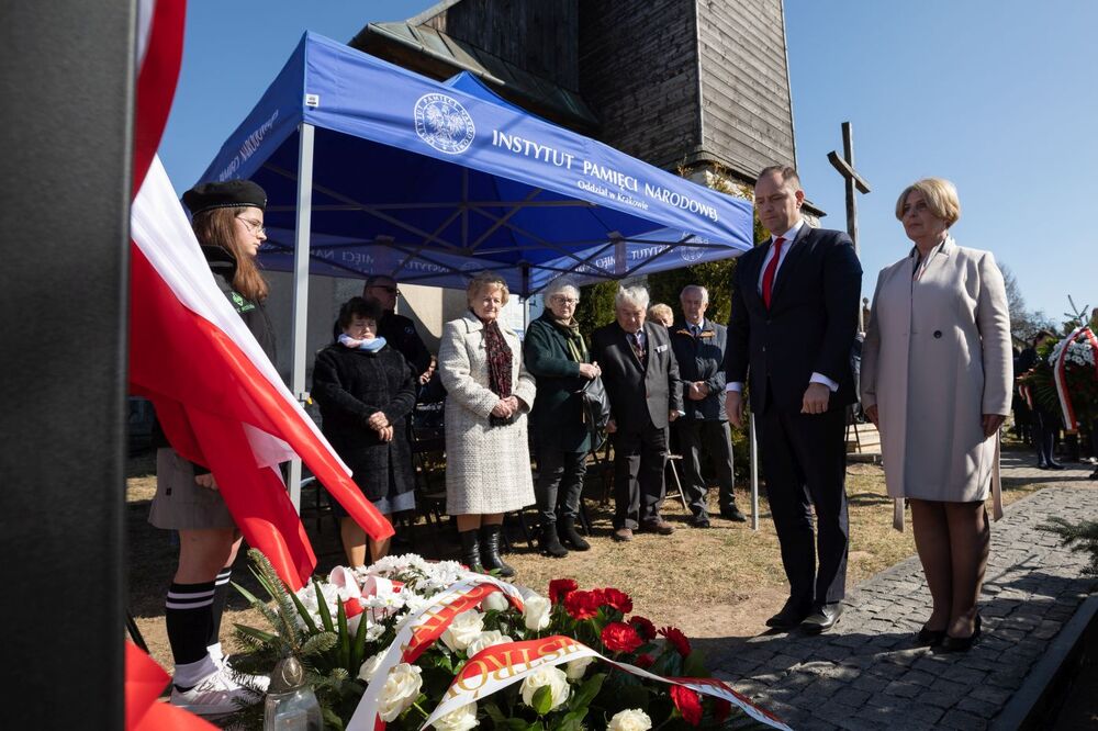 Odsłonięcie obelisku upamiętniającego rodzinę Baranków, zamordowaną przez Niemców za ukrywanie Żydów – Miechów, 24 marca 2022. Fot. Mikołaj Bujak (IPN)