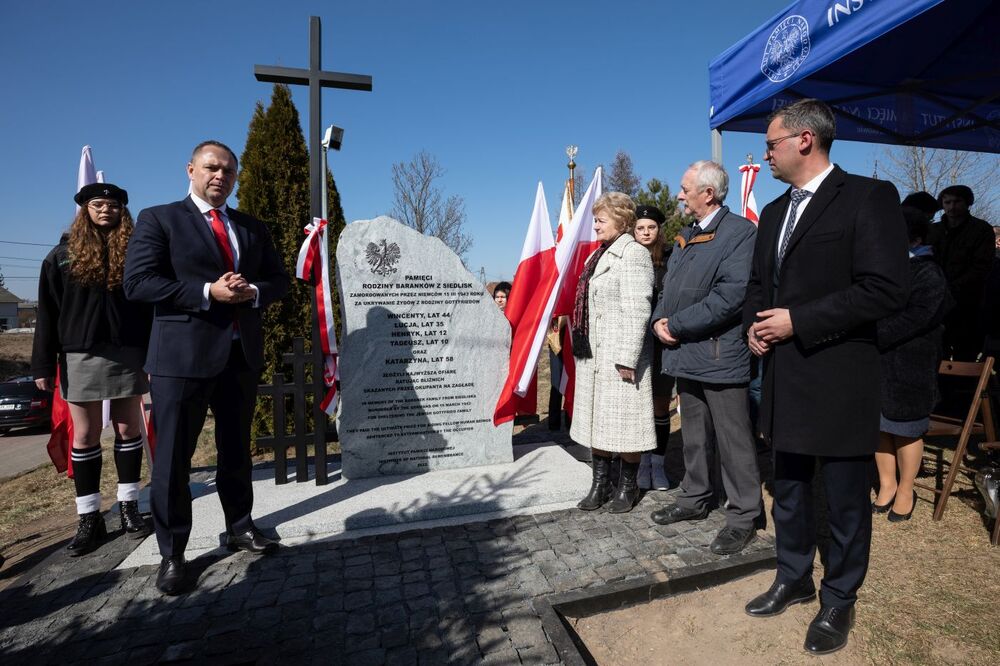 Odsłonięcie obelisku upamiętniającego rodzinę Baranków, zamordowaną przez Niemców za ukrywanie Żydów – Miechów, 24 marca 2022. Fot. Mikołaj Bujak (IPN)