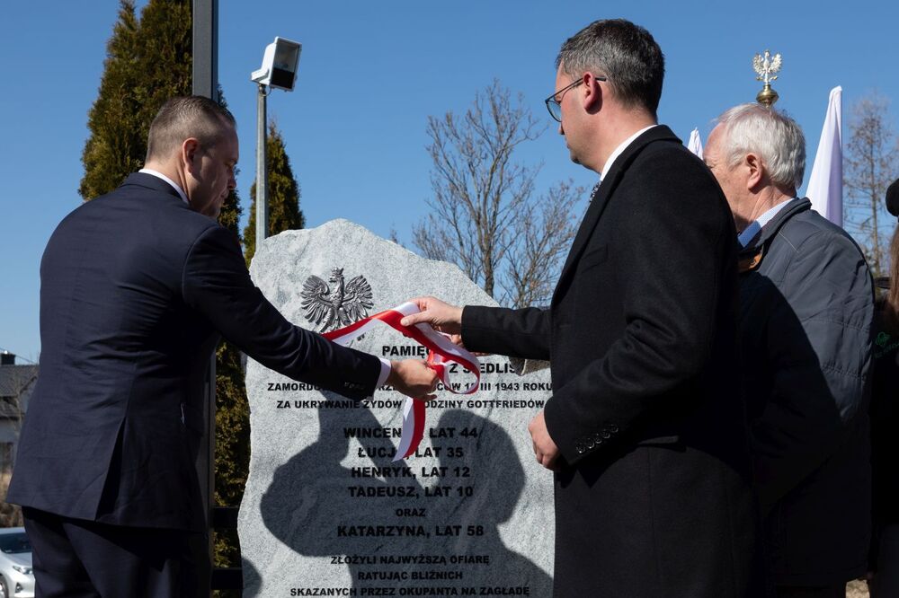 Odsłonięcie obelisku upamiętniającego rodzinę Baranków, zamordowaną przez Niemców za ukrywanie Żydów – Miechów, 24 marca 2022. Fot. Mikołaj Bujak (IPN)