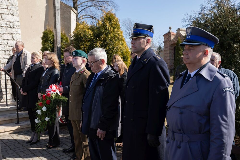 Odsłonięcie obelisku upamiętniającego rodzinę Baranków, zamordowaną przez Niemców za ukrywanie Żydów – Miechów, 24 marca 2022. Fot. Mikołaj Bujak (IPN)