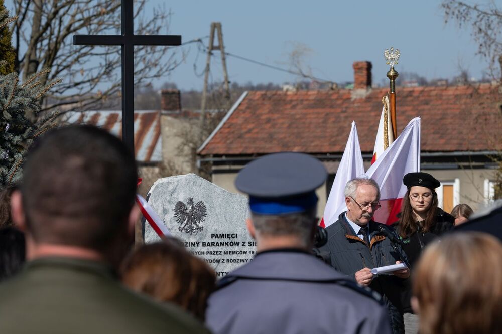 Adam Czarnecki, siostrzeniec Łucji Baranek. Odsłonięcie obelisku upamiętniającego rodzinę Baranków – Miechów, 24 marca 2022. Fot. Mikołaj Bujak (IPN)