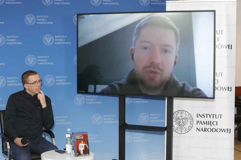 Rafał Dudkiewicz i Michał Potocki (na ekranie). „Polska polityka wschodnia 1939–1991” dyskusja z cyklu „Historia zza kulis” – Warszawa, 28 marca 2022. Fot. Piotr Życieński (IPN)