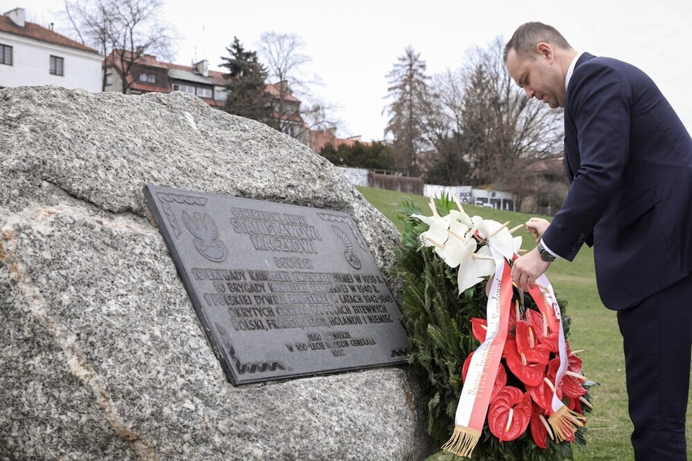 Prezes IPN dr Karol Nawrocki oddał hołd gen. Stanisławowi Maczkowi w 130 rocznicę urodzin dowódcy 1. Polskiej Dywizji Pancernej – Warszawa, 31 marca 2022. Fot. Sławek Kasper (IPN)