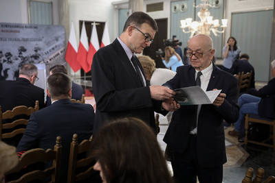 Prof. Tadeusz Wolsza (L) i prof. Włodzimierz Suleja (P) podczas konferencji poświęconej Józefowi Mackiewiczowi – Warszawa, 31 marca 2022. Fot. Sławek Kasper (IPN)