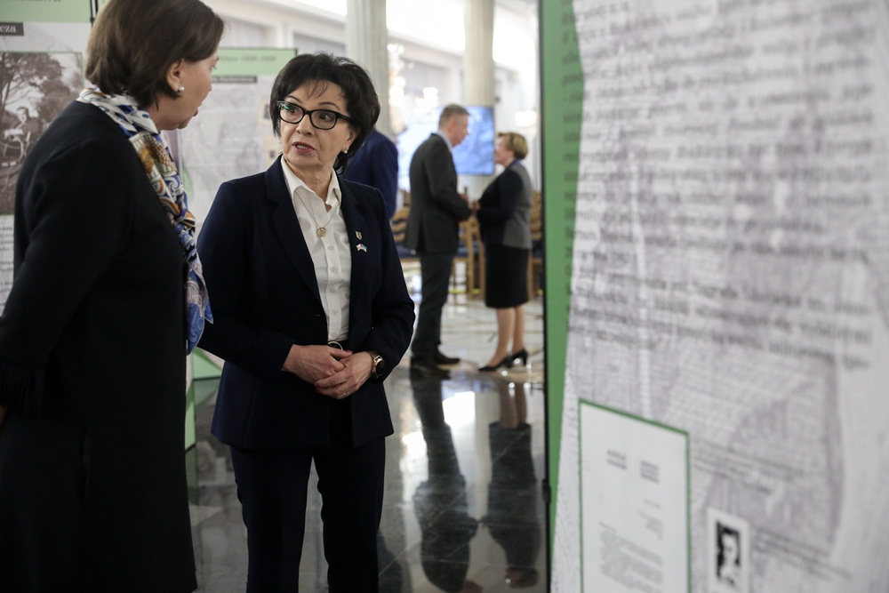 Wystawa IPN „»Jedynie prawda jest ciekawa«. Dziedzictwo Józefa Mackiewicza”. Na zdj. Elżbieta Witek, Marszałek Sejmu RP i Małgorzata Ptasińska (IPN) – Warszawa, 31 marca 2022. Fot. Sławek Kasper (IPN)