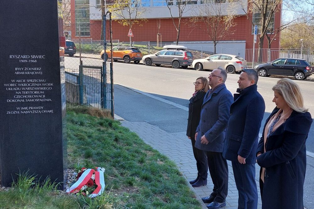 Delegacja IPN złożyła kwiaty pod pomnikiem poświęconym Ryszardowi Siwcowi przy siedzibie Instytutu Badania Reżimów Totalitarnych – 4 kwietnia 2022. Fot. IPN