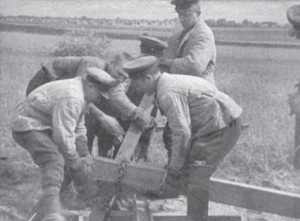 Grupa żołnierzy sowieckich demontuje umocnienia na granicy polsko-sowieckiej, 17 września 1939 r. Fot. AIPN