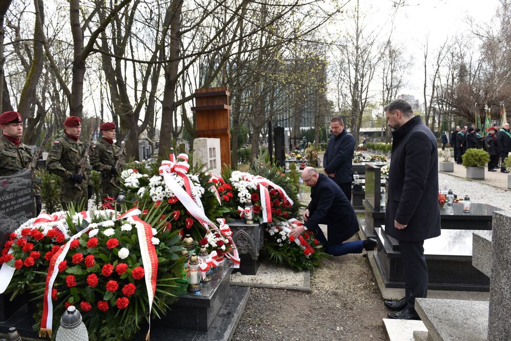 Przy grobie Janusza Kurtyki w Krakowie  – 10 kwietnia 2022. Fot. Żaneta Wierzgacz (IPN)