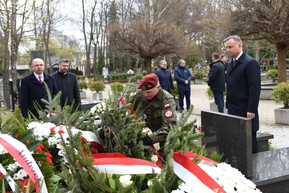 Przy grobie Janusza Kurtyki w Krakowie  – 10 kwietnia 2022. Fot. Żaneta Wierzgacz (IPN)