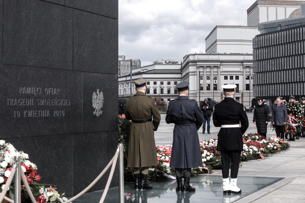 Uroczystości przy pomniku upamiętniającym ofiary katastrofy smoleńskiej na placu Piłsudskiego w Warszawie – 10 kwietnia 2022. Fot. Sławek Kasper (IPN)