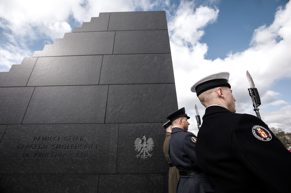 Uroczystości przy pomniku upamiętniającym ofiary katastrofy smoleńskiej na placu Piłsudskiego w Warszawie – 10 kwietnia 2022. Fot. Sławek Kasper (IPN)