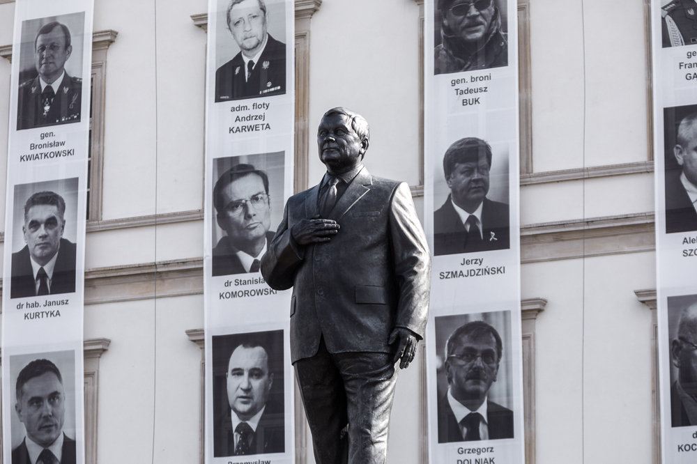 Uroczystości przy pomniku upamiętniającym ofiary katastrofy smoleńskiej na placu Piłsudskiego w Warszawie – 10 kwietnia 2022. Fot. Sławek Kasper (IPN)