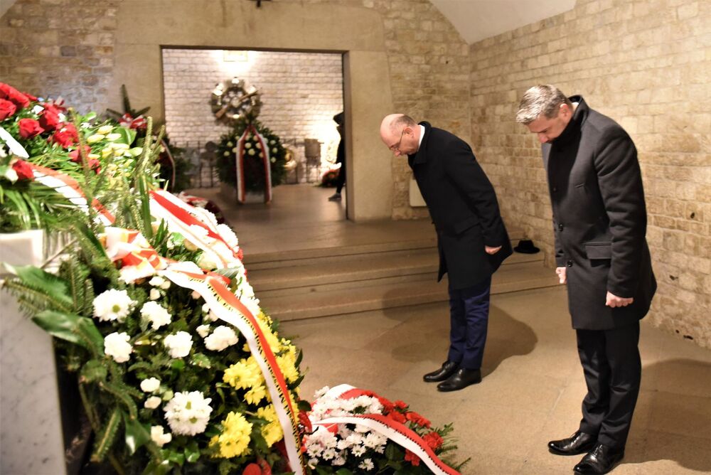 Wiceprezes IPN dr Mateusz Szpytma oraz dyrektor Oddziału IPN w Krakowie dr hab. Filip Musiał złożyli wieniec przy sarkofagu pary prezydenckiej Marii i Lecha Kaczyńskich na Wawelu – 10 kwietnia 2022. Fot. Żaneta Wierzgacz (IPN)