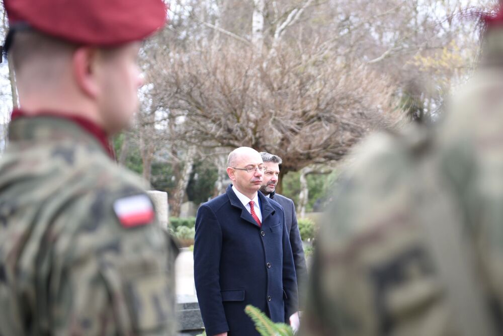 Przy grobie Janusza Kurtyki w Krakowie  – 10 kwietnia 2022. Fot. Żaneta Wierzgacz (IPN)