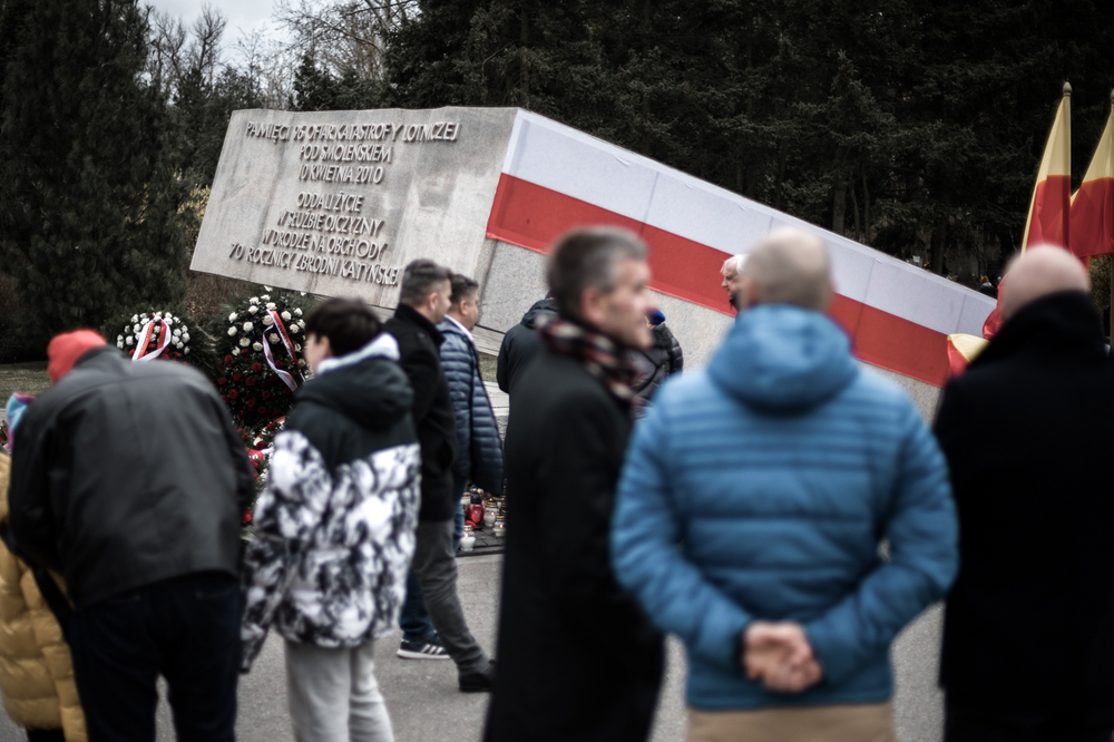 12 rocznica katastrofy smoleńskiej – cmentarz na Powązkach Wojskowych w Warszawie – 10 kwietnia 2022. Fot. Sławek Kasper (IPN)