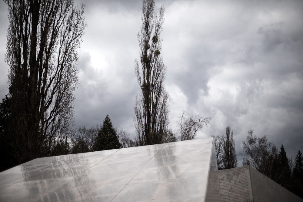 12 rocznica katastrofy smoleńskiej – cmentarz na Powązkach Wojskowych w Warszawie – 10 kwietnia 2022. Fot. Sławek Kasper (IPN)