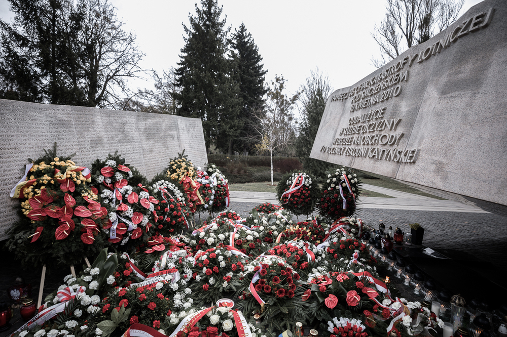 12 rocznica katastrofy smoleńskiej – cmentarz na Powązkach Wojskowych w Warszawie – 10 kwietnia 2022. Fot. Sławek Kasper (IPN)