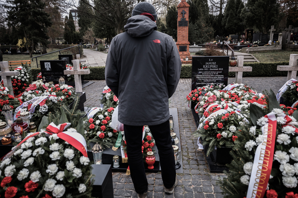 12 rocznica katastrofy smoleńskiej – cmentarz na Powązkach Wojskowych w Warszawie – 10 kwietnia 2022. Fot. Sławek Kasper (IPN)