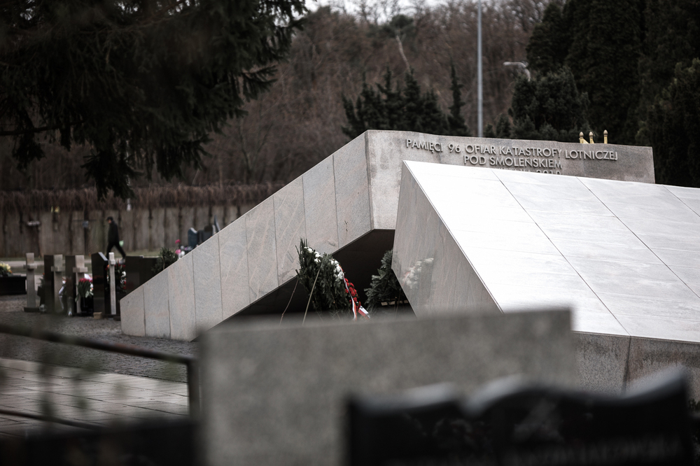 12 rocznica katastrofy smoleńskiej – cmentarz na Powązkach Wojskowych w Warszawie – 10 kwietnia 2022. Fot. Sławek Kasper (IPN)