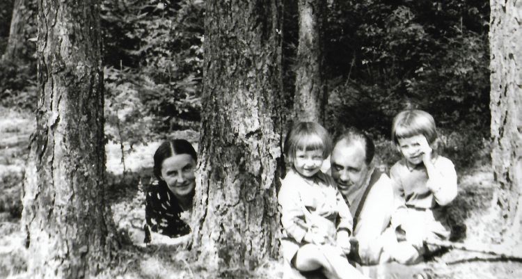 Jadwiga i Stefan Szletyńscy z synami Andrzejem i Stanisławem, 1939 r. Fot. opublikowana w „Biuletynie IPN” nr 4/2022