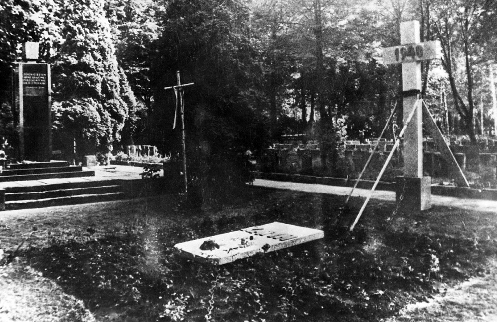 Pomnik Katyński na warszawskich Powązkach (fot. IPN)