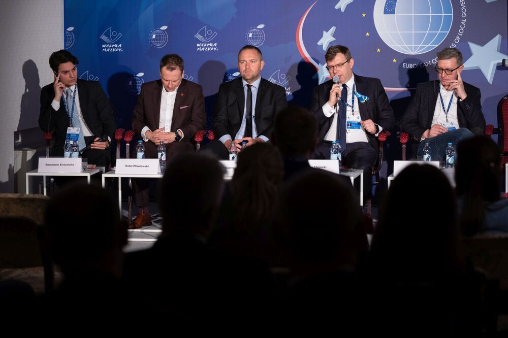 VII Europejski Kongres Samorządów z udziałem prezesa IPN dr. Karola Nawrockiego (w środku) – Mikołajki, 12 kwietnia 2022. Fot. Mikołaj Bujak (IPN)