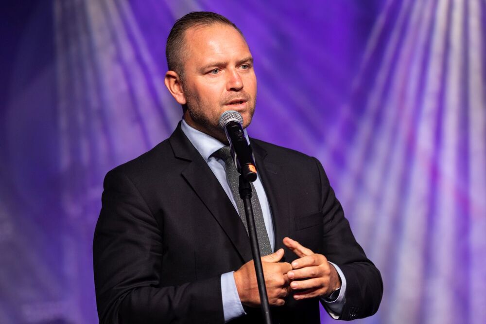 Wystąpienie prezesa IPN dr. Karola Nawrockiego podczas wręczania Nagrody Prezesa IPN samorządom terytorialnym – Mikołajki, 12 kwietnia 2022. Fot. Mikołaj Bujak (IPN)