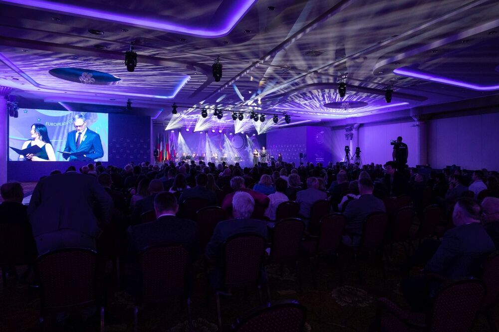 Wręczenie Nagrody Prezesa IPN dla jednostek samorządu terytorialnego – Mikołajki, 12 kwietnia 2022. Fot. Mikołaj Bujak (IPN)