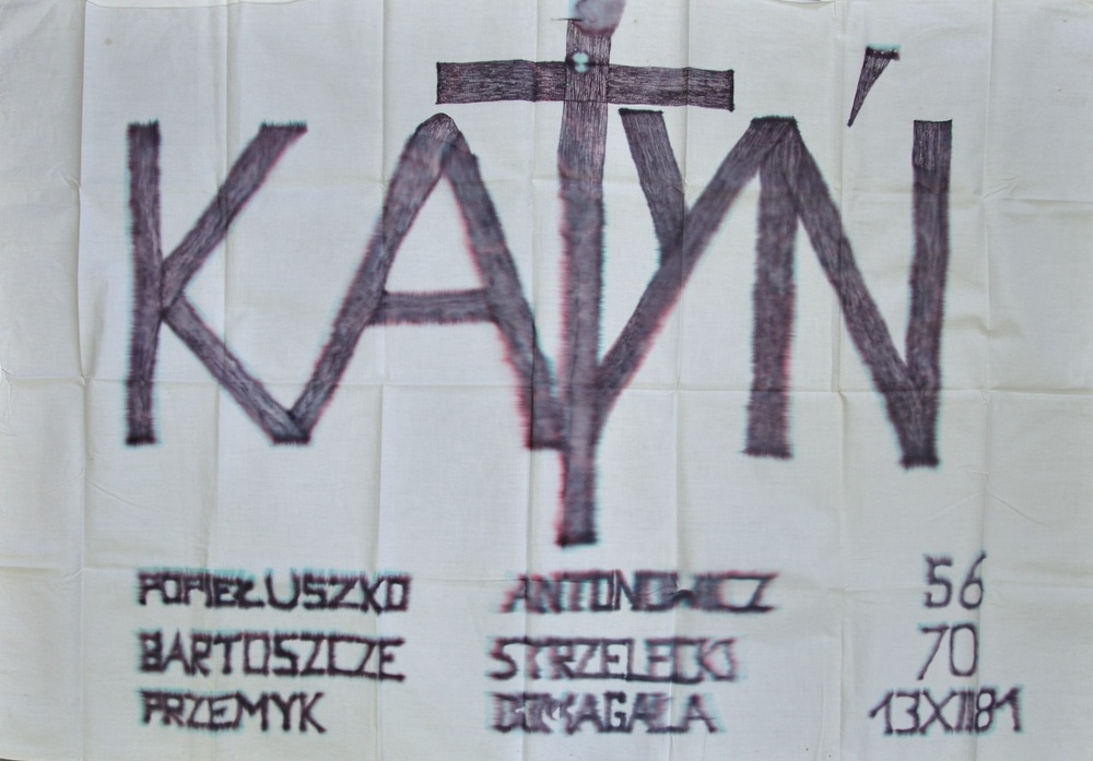 Katyńskie płótno „zabezpieczone” przez SB na cmentarzu w Siedlisku w lipcu 1988 r., ze zb. Archiwum IPN w Poznaniu