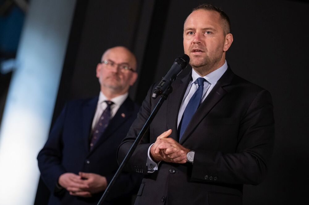 Dr Karol Nawrocki, prezes IPN (P) i dr hab. Grzegorz Berendt, dyrektor Muzeum II Wojny Światowej (L) podczas otwarcia wystawy „Ostaszków, skrzynka pocztowa nr 37” – Gdańsk, 13 kwietnia 2022. Fot. Mikołaj Bujak (IPN)