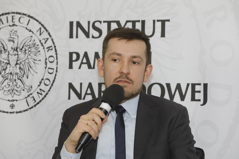 Dr Marcin Przegiętka podczas dyskusji „Zbrodnie bez rozliczenia? Niemieckie zbrodnie i niemieccy zbrodniarze” – Warszawa, 13 kwietnia 2022. Fot. Piotr Życieński (IPN)