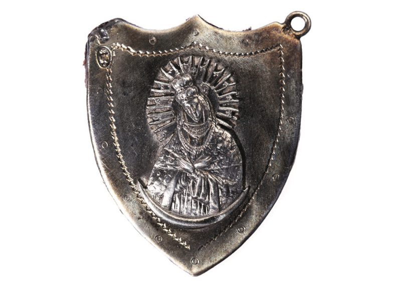 Ryngraf z wizerunkiem Matki Bożej Ostrobramskiej znaleziony w Katyniu (ze zbiorów Muzeum Katyńskiego)