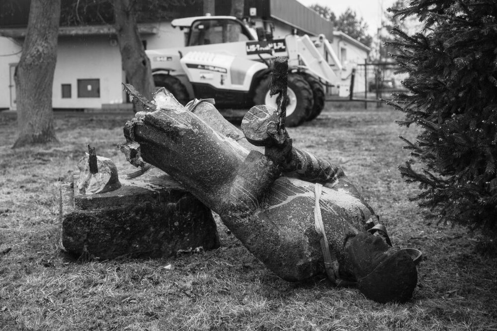 Demontaż pomnika czerwonoarmisty w Siedlcu – 20 kwietnia 2022. Fot. Mikołaj Bujak (IPN)