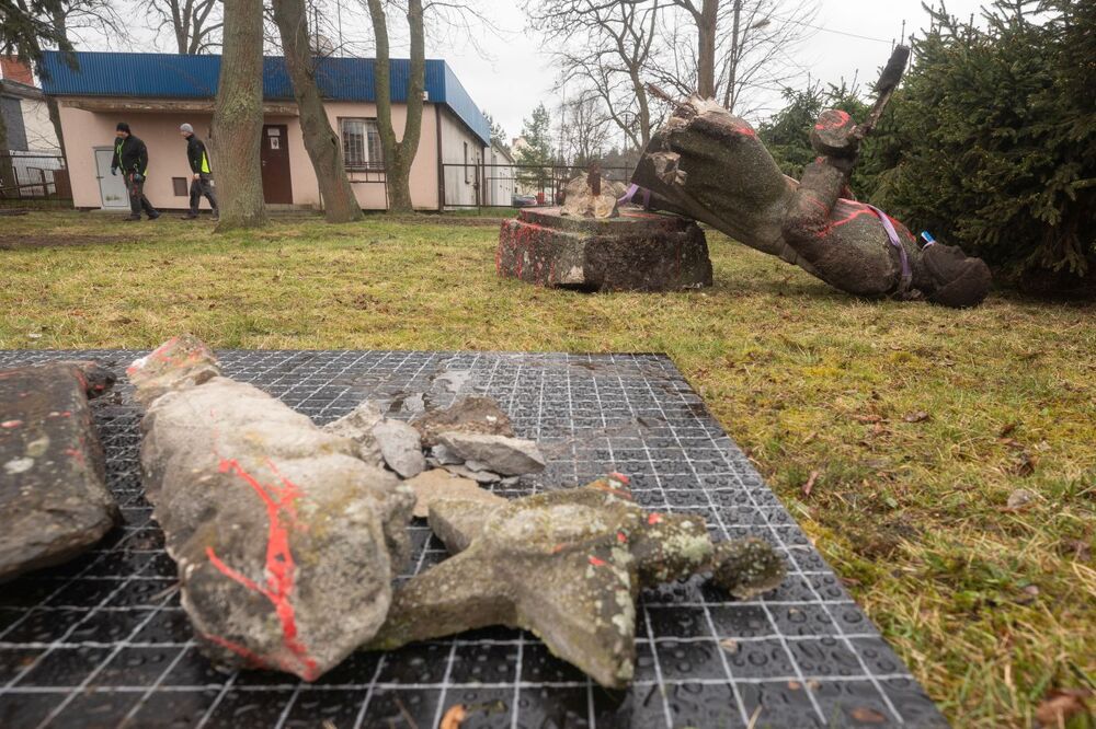 Demontaż pomnika czerwonoarmisty w Siedlcu – 20 kwietnia 2022. Fot. Mikołaj Bujak (IPN)
