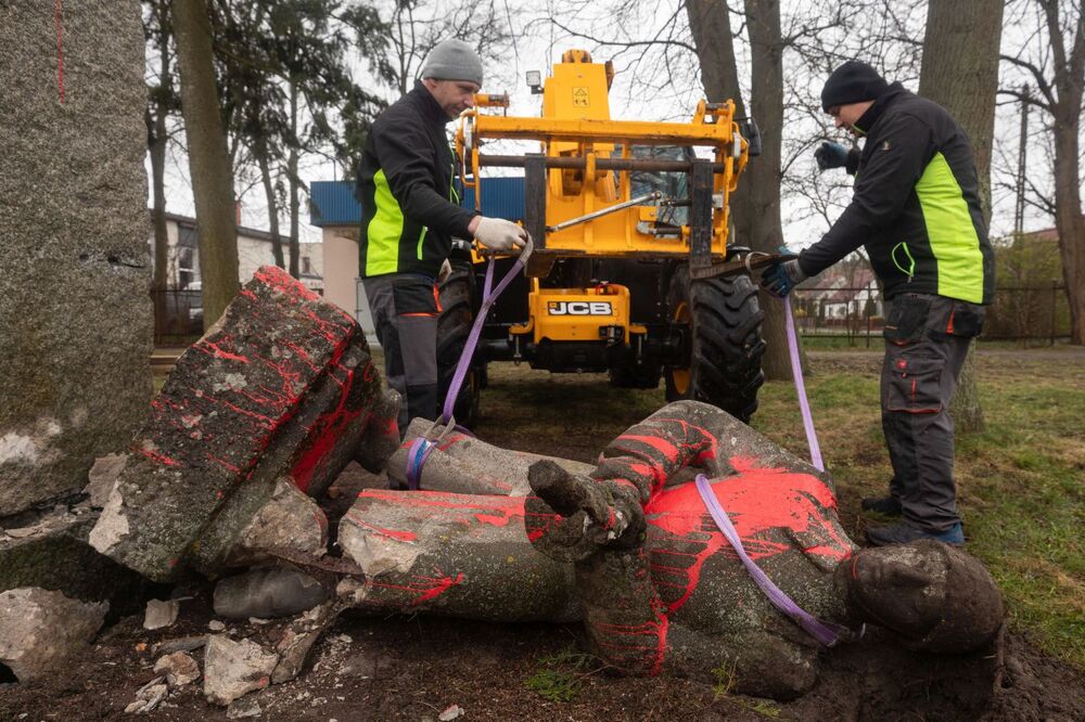 Demontaż pomnika czerwonoarmisty w Siedlcu – 20 kwietnia 2022. Fot. Mikołaj Bujak (IPN)