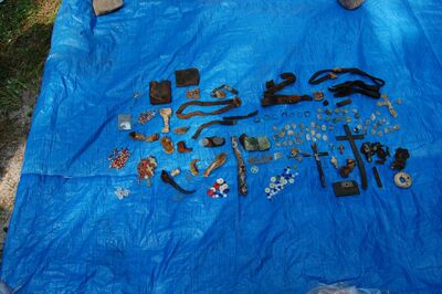 „Trupie pole”, przedmioty znalezione podczas ekshumacji (2011)