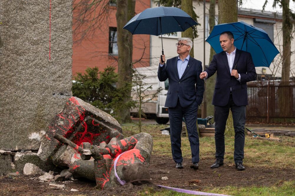 Demontaż pomnika czerwonoarmisty w Siedlcu – 20 kwietnia 2022. Fot. Mikołaj Bujak (IPN)